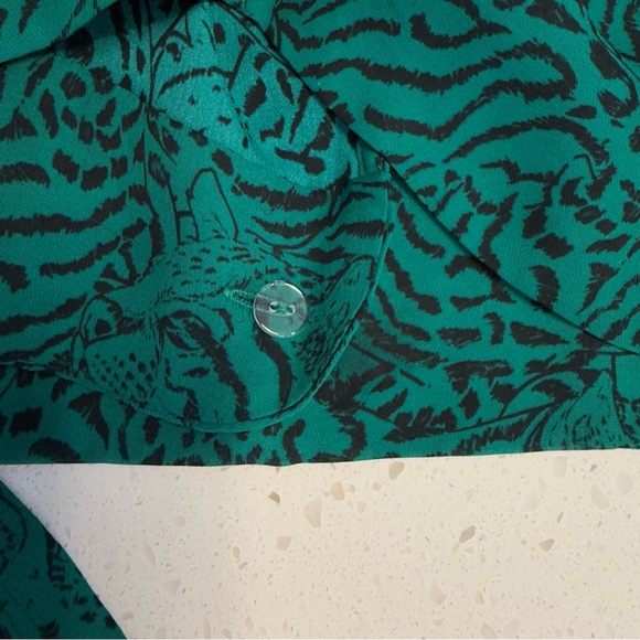 Silk Green Animal Print Wrap Blouse Tie Waist V Neck Women’s Small - Picture 11 of 11